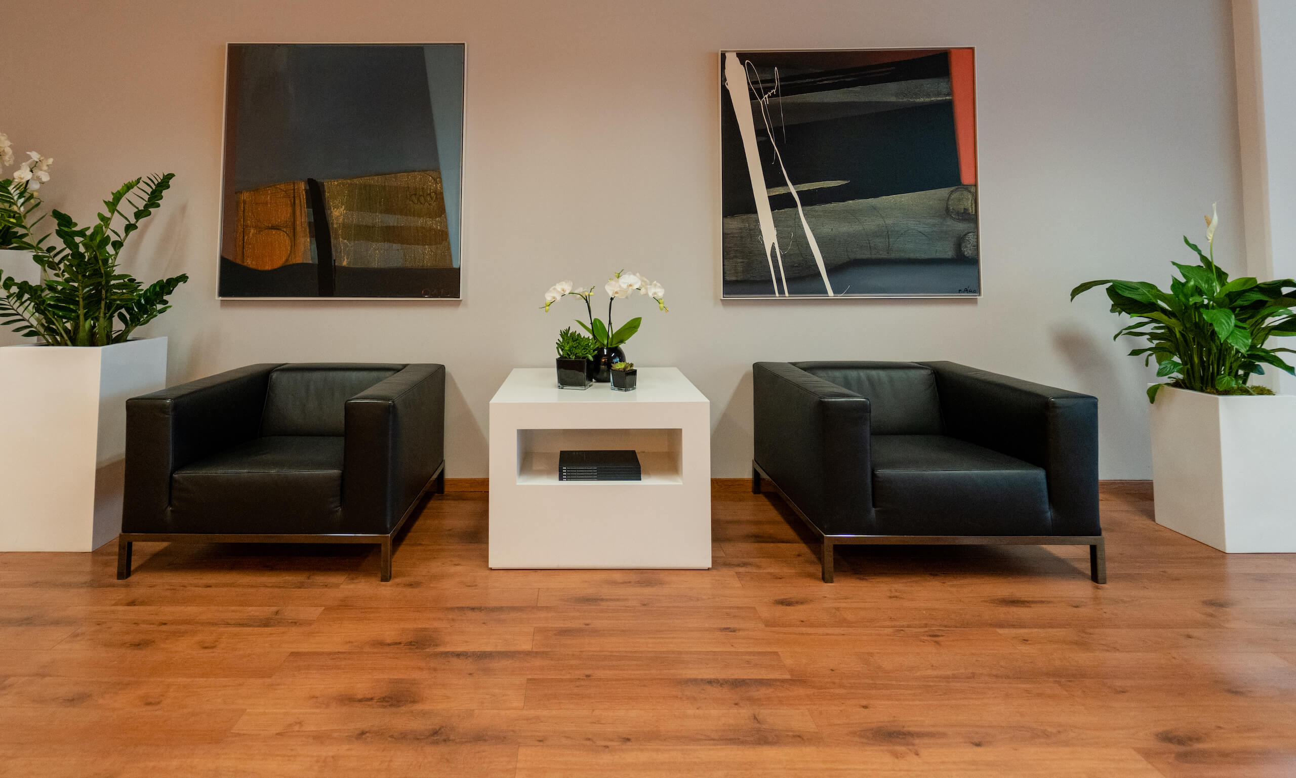 eag_kanzlei_00001 Wartebereich im Gang der Kanzlei mit dunklen Sesseln